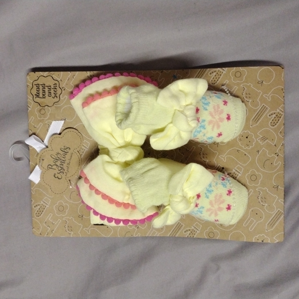 NWT Baby Essentials Baby Girls Yellow Bow and Socks Set Size 0-6 Months